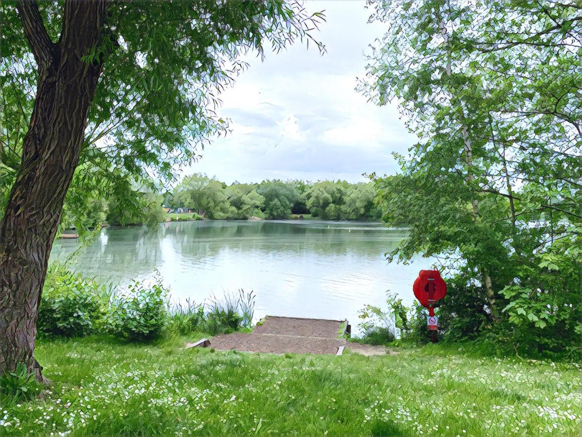 The Lake House, 沃金 外观 照片